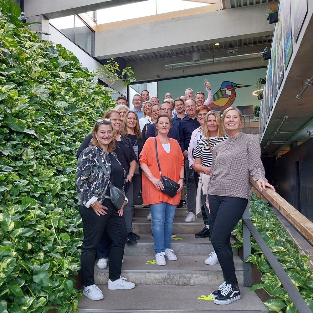 Teilnehmer der Arbeitsgemeinschaft Entgeltabrechnung posieren für ein Foto