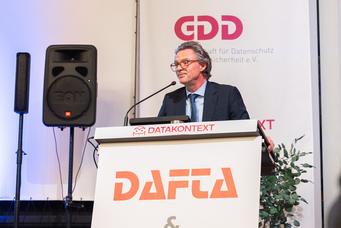Prof. Dr. Rolf Schwartmann hält seine Rede auf der DAFTA 2025